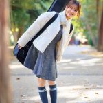 乃木坂46 奥田いろは、“真冬のデート”をテーマに並木道を歩いたり、公園でギターを弾いたり――『FLASH』に登場