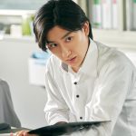 『見える子ちゃん』京本大我演じる高校教師・遠野、シャイな一面や背後に怪しい人影が収められた場面写真一挙解禁