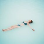長濱ねる、温泉でリラックスして浮遊する姿――2nd写真集『長濱ねる』先行カット公開