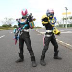 『仮面ライダーギーツ×リバイス MOVIEバトルロワイヤル』新カット2点が公開！さらに第2弾入場者プレゼントの配布が決定