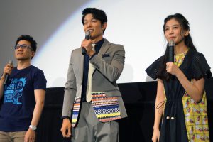 左から、あんど慶周、鈴木亮平、清水富美加