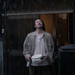 『夏の砂の上』乾いた心を抱える2人に雨が降り注ぐ――場面写真解禁