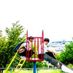 小西詠斗×大平采佳 W主演『尾かしら付き。』公園の滑り台での会話シーンなどの場面写真解禁