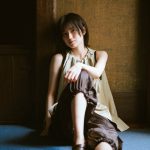 櫻坂46 的野美青、緑に囲まれた洋館で凛とした表情や自然とこぼれる笑顔――「B.L.T.」表紙＆巻頭に登場