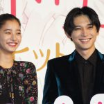 吉沢亮、決めポーズがかっこよすぎる投げキスや、新木優子との“トリコダンス”生披露！―『あのコの、トリコ。』初日舞台挨拶にキャスト登壇