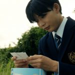 『恋に至る病』静かに涙をこぼす宮嶺、消しゴムを見つめる景―― 長尾謙杜&山田杏奈を捉えた場面写真解禁