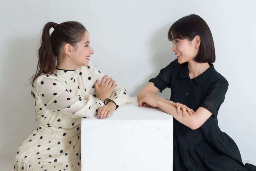 嵐莉菜、當真あみ　撮影／河野康成