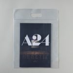 ヒュー・グラント主演『異端者の家』劇場用プログラムが“A24ショッパー付き”で発売