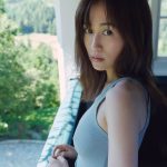 前田敦子 写真集『Beste』コテージのバルコニーから広がる森を眺める姿――先行カット公開