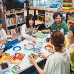 『こんばんは、朝山家です。』初監督映画公開初日、朝子の衝撃的な告白に賢太は動揺したまま舞台挨拶に臨む――最終話あらすじ＆場面写真