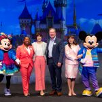 カリフォルニア ディズニーランド・リゾート開園70周年プレス発表会　ミッキー＆ミニー、70周年の新衣装で登場