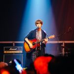 『（LOVE SONG）』Snow Man 向井康二が演じるカイ、一気に感情を解放してソウタ（森崎ウィン）への想いを歌い上げる――ライブシーン〈本編映像〉解禁