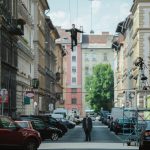 ワイヤー消し以外でほぼCGを使用していない“驚異の浮遊シーン”の舞台裏を公開！―カンヌが熱狂したSFエンターテインメント『ジュピターズ・ムーン』メイキング映像解禁