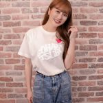 ポッドキャスト番組『佐々木彩夏の０１００』1周年記念“ごはんつぶTシャツ”販売決定