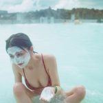 長濱ねる、世界最大の露天風呂で泥パック――2nd写真集『長濱ねる』先行カット公開