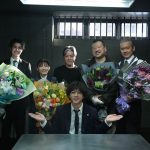 『爆弾』極限の緊張と心理戦が渦巻く本編とは対照的に笑顔があふれる撮影現場――メイキング写真解禁