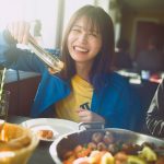 長濱ねる、アイスランドの伝統料理を前に笑顔――2nd写真集『長濱ねる』先行カット公開