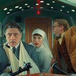 ウェス・アンダーソン監督最新作『ザ・ザ・コルダのフェニキア計画』ベニチオ・デル・トロ、ベネディクト・カンバーバッチ、トム・ハンクスら豪華キャスト陣を捉えた場面写真解禁