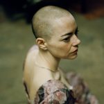 『ブゴニア』エマ・ストーンが役作りのために丸刈りに――メイキング映像公開