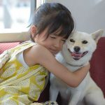 四季を通して綴られる少女と犬の姿に心癒される写真を公開―『駅までの道をおしえて』〈場面写真〉解禁