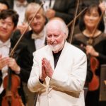 ジョン・ウィリアムズ、ライヴ・アルバム『John Williams in Tokyo』から「王座の間とエンドタイトル」演奏映像が＜スター・ウォーズの日＞にYouTubeプレミア公開