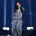 ━IDOL RUNWAY COLLECTION 2026━　AKB48 八木愛月、グレーの衣装に鮮やかなアクセント