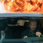 『Mr.ノーバディ2』“何者でもない男”がアジトを爆破＆マシンガン乱射――場面写真解禁