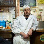 片桐監督が“特別な人”と表現するオダギリジョーが“食堂の店員役”で出演！―『酔うと化け物になる父がつらい』〈新写真〉解禁