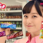 橋本環奈がスーパーの店内で歌って踊る♪―『SING／シング』×「ぷっちょ」コラボCM完成！