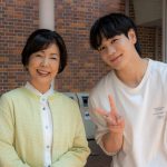 『富士山と、コーヒーと、しあわせの数式』同じ教室で机を並べる楽しそうな祖母と戸惑う孫の少しコミカルで微笑ましいシーン〈メイキング映像〉解禁