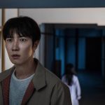 『事故物件ゾク 恐い間取り』ヤヒロの背後に写り込むのは…場面写真解禁