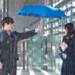 福本莉子×松田元太W主演映画『君が落とした青空』〈場面写真〉解禁！雨に濡れる福本莉子に傘を差し出す松田元太