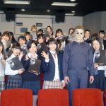 あまりの怖さに「激ヤバいです！」という久間田、ブギーマンの登場に大絶叫！―『ハロウィン』イベントで久間田琳加がブギーマンと対面