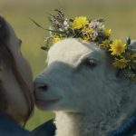 『LAMB／ラム』不穏なのに愛おしい…花畑で遊ぶ微笑ましい風景〈本編映像〉解禁