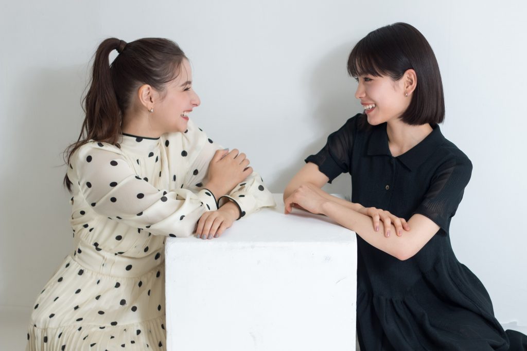 嵐莉菜、當真あみ　撮影／河野康成