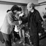 『星と月は天の穴』笑顔で荒井監督と握手を交わす綾野剛――クランクアップ写真公開