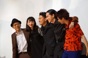 左から、真利子哲也監督、小松菜奈、柳楽優弥、菅田将暉、村上虹郎
