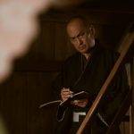 『木挽町のあだ討ち』芝居小屋〈森田座〉を支える人々の姿を捉えた場面写真公開