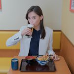 大政絢が実在の有名飲食チェーン店でひとり飲みライフを謳歌！―WOWOWオリジナルドラマ『ひとりで飲めるもん！』放送・配信決定