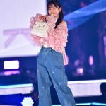 ━GirlsAward 2025 S/S━ 　僕が見たかった青空・早﨑すずき、オフショルダーのピンクのトップスにデニムパンツスタイルで登場