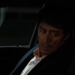 『俺ではない炎上』主人公・山縣泰介（阿部寛）が行き場のない怒りを“ネギ”にぶつけるシーン＆謎の大学生・サクラ（芦田愛菜）が車中で見せる不穏な様子――本編映像解禁