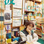 宮田愛萌 文芸誌「波」3月号で単独表紙　奈良の古書店で撮影