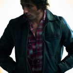 ジェレミー・アレン・ホワイト主演『スプリングスティーン 孤独のハイウェイ』革ジャン姿で何かを見つめているカット――場面写真解禁