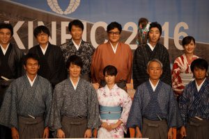 後列）中尾明慶、六角精児、寺脇康文、陣内孝則、柄本時生と菊千代、富田靖子 前列）伊原剛士、佐々木蔵之介、深田恭子、西村雅彦、上地雄輔