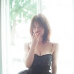 長濱ねる、黒ドレスでアプリコットにかぶりついたあどけない表情を公開――2nd写真集 先行カット公開