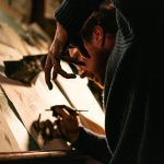 ベネディクト・カンバーバッチ主演『フェザーズ その家に巣食うもの』静かに忍び寄る不穏な気配――特報映像解禁