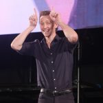 「東京コミコン2023」トム・ヒドルストンがステージイベントに登壇　観客と一緒にロキポーズを披露