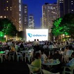 新宿高層ビル街の公園で食事をしながら楽しめる初の映画上映イベント開催！