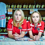 リリー＝ローズ×ジョニー・デップの父娘共演シーンがついに公開！―『コンビニ・ウォーズ～バイトJK VS ミニナチ軍団～』本編映像解禁
