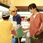 菅野美穂演じる留美子が息子とスーパーで買い物をしているが…―『明日の食卓』〈本編映像〉解禁